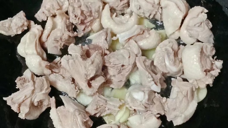 板栗玉米烧鸭,倒入鸭肉翻炒