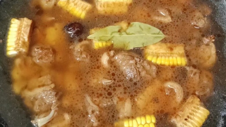 板栗玉米烧鸭,加入水没过食材,大火烧开后转中火慢炖