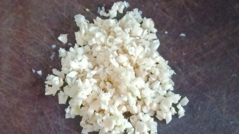 清蒸排骨,蒜去衣剁成蒜蓉