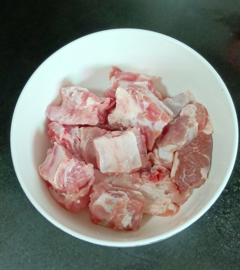 清蒸排骨,<a style='color:red;display:inline-block;' href='/shicai/ 434'>排骨</a>剁小块装入大碗中