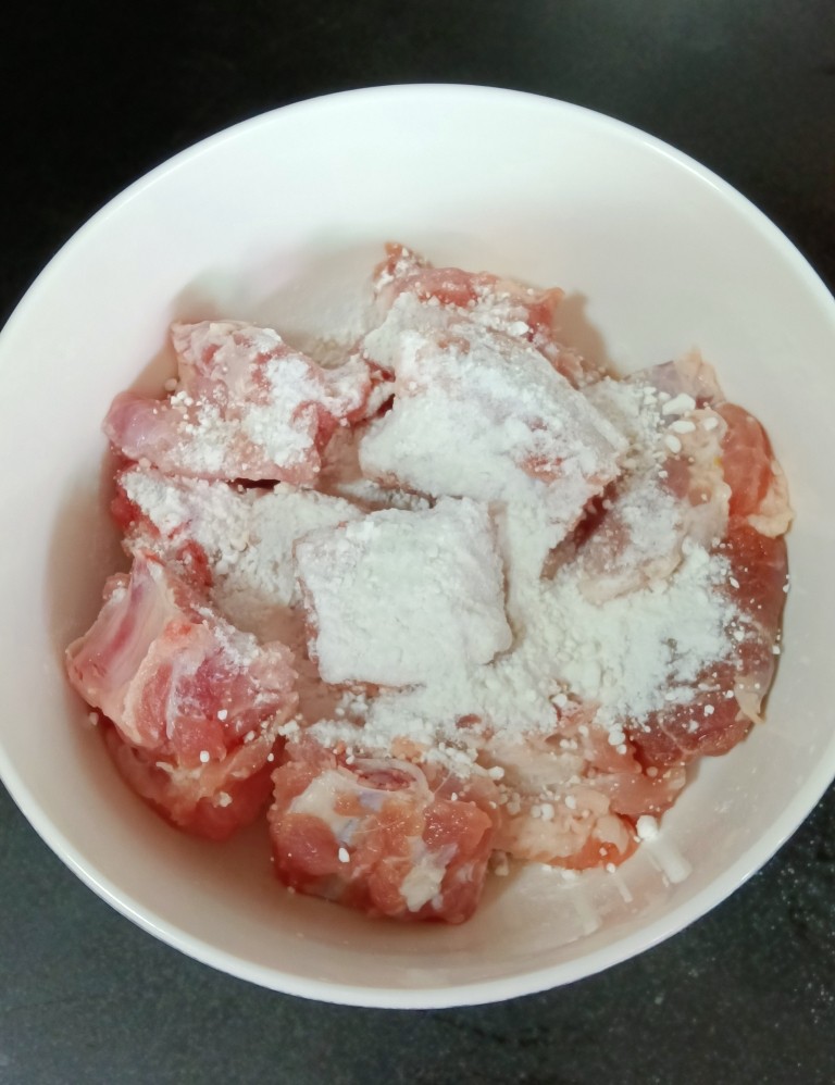 清蒸排骨,加入<a style='color:red;display:inline-block;' href='/shicai/ 718'>料酒</a>和淀粉反复抓洗