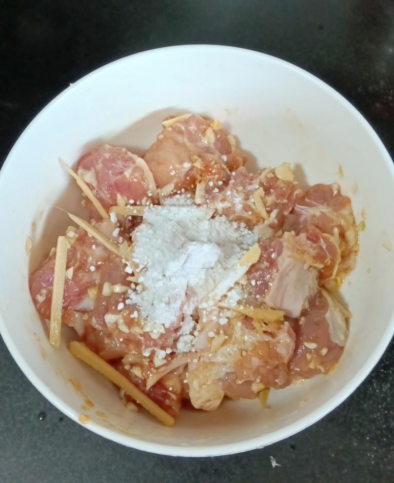 清蒸排骨,再放入适量淀粉抓拌均匀腌制十分钟以上