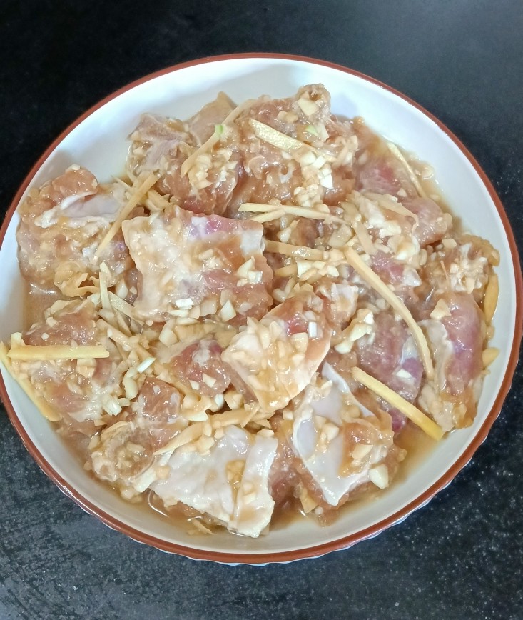 清蒸排骨,铺入蒸盘中