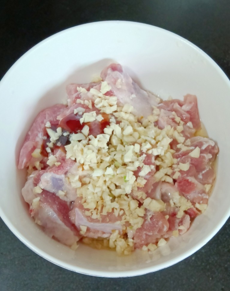 清蒸排骨,放入蒜末