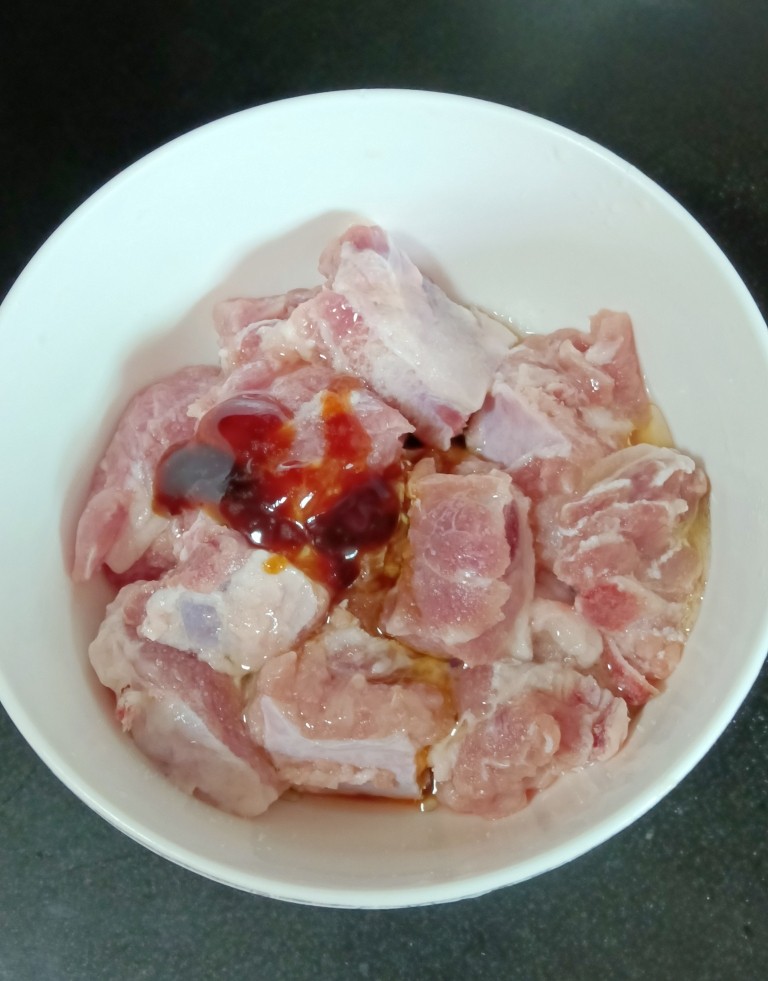 清蒸排骨,加入油、<a style='color:red;display:inline-block;' href='/shicai/ 788'>生抽</a>和<a style='color:red;display:inline-block;' href='/shicai/ 721'>蚝油</a>