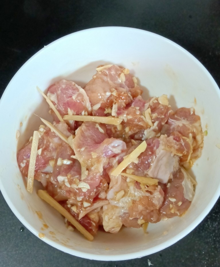 清蒸排骨,抓拌均匀