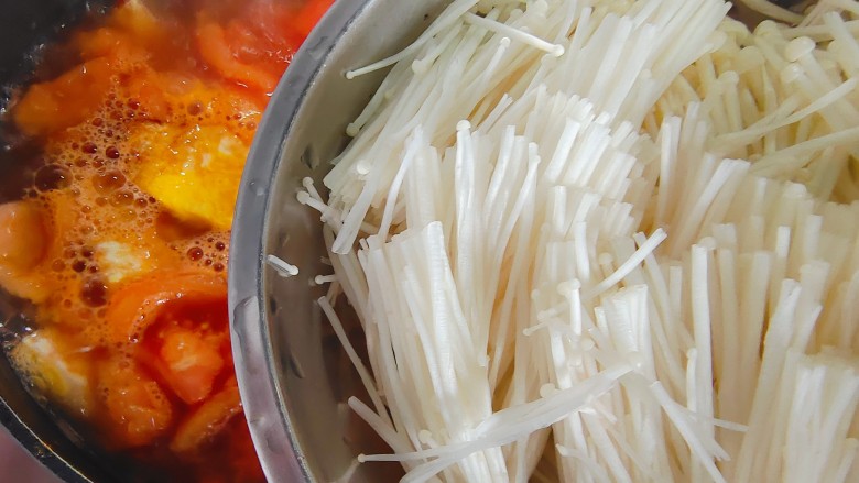 金针菇番茄汤,加入金针菇