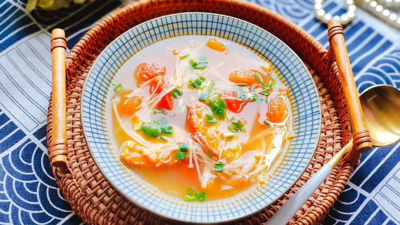 金针菇番茄汤,装碗