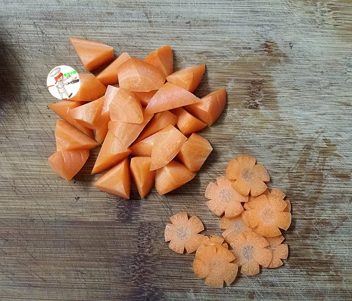 法式炖鸡,胡萝卜,2/3切滚刀块,留1/3切片