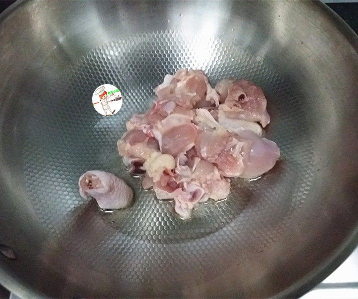 法式炖鸡,炒锅烧热,倒油,下葱姜爆香后盛出、放入鸡块