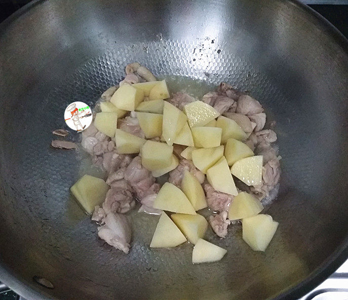 法式炖鸡,炒至鸡肉变色,出油,把土豆放进去