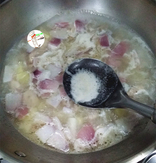法式炖鸡,开锅后撇去表面浮沫,转中小火,继续炖8~10分钟左右