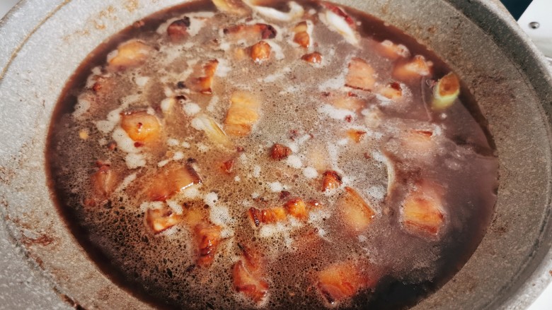 五花肉焖莲藕,加入热水没过五花肉