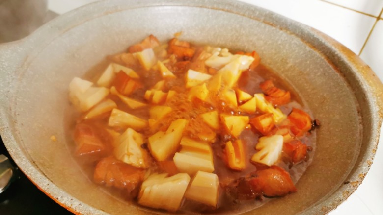 五花肉焖莲藕,沸锅后改小火慢炖10分钟,直到莲藕软糯拉丝