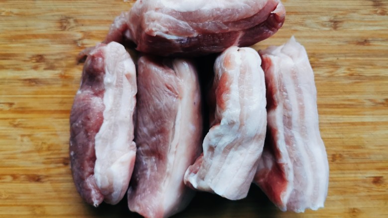 鹌鹑蛋红烧肉,准备<a style='color:red;display:inline-block;' href='/shicai/ 428'>五花肉</a>,做出来肥而不腻
