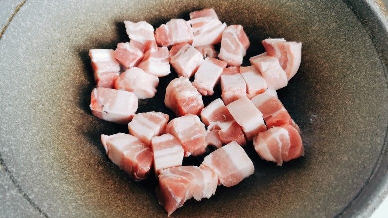 鹌鹑蛋红烧肉,空锅里放入五花肉块