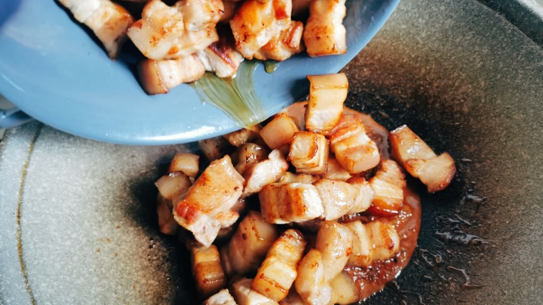 鹌鹑蛋红烧肉,倒入煸炒过的五花肉