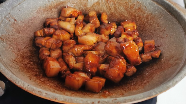 鹌鹑蛋红烧肉,快速翻炒均匀,挂上糖色