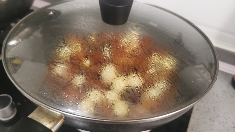 鹌鹑蛋红烧肉,盖上锅盖,小火继续慢炖20分钟
