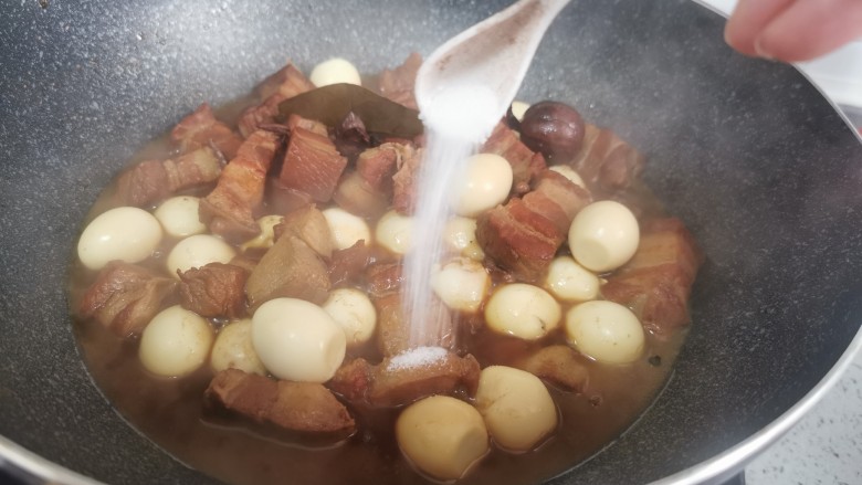 鹌鹑蛋红烧肉,出锅前放入盐调味