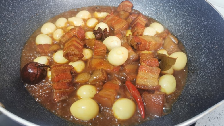 鹌鹑蛋红烧肉,汤汁合适后即可出锅