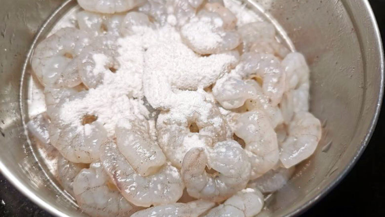虾仁豆腐煲,虾仁加入胡椒粉,料酒,淀粉腌制