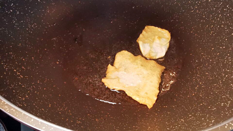 虾仁豆腐煲,馄饨皮炸酥后,捞出控油