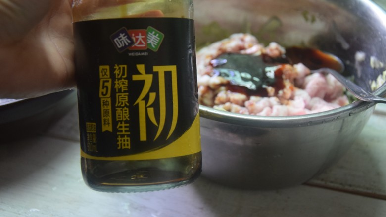 白菜猪肉煎饺,再加入味达美初榨原酿生抽