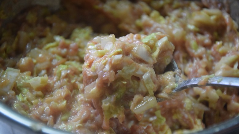 白菜猪肉煎饺,顺着一个方向,搅拌均匀