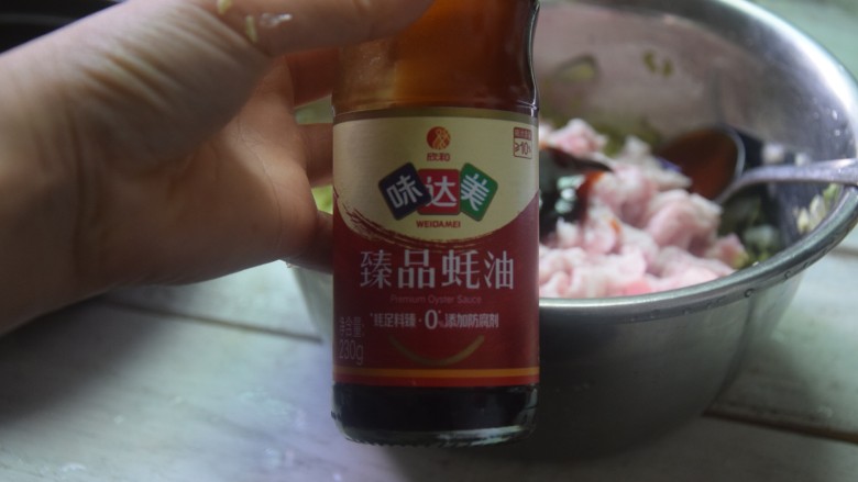 白菜猪肉煎饺,<a style='color:red;display:inline-block;' href='/shicai/ 10695'>肉糜</a>与白菜倒入一个大盆中,加入味达美臻品蚝油