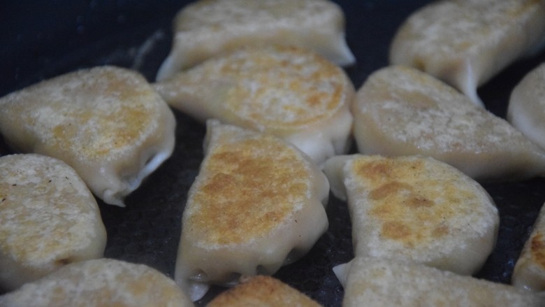 白菜猪肉煎饺,翻面,继续把面部煎至焦黄