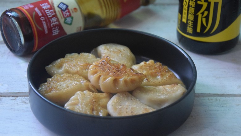 白菜猪肉煎饺,外焦内嫩的白菜猪肉煎饺就做好了。