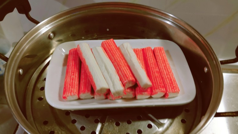 酥炸蟹柳,<a style='color:red;display:inline-block;' href='/shicai/ 1630'>蟹柳</a>放入蒸锅蒸5分钟,取出备用。