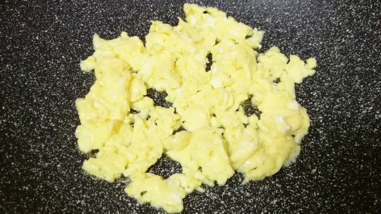 肉酱拌面,炒锅内倒适量的食用油烧热,倒入蛋液炒熟。
