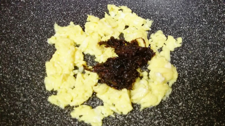 肉酱拌面,加入梅菜肉酱。
