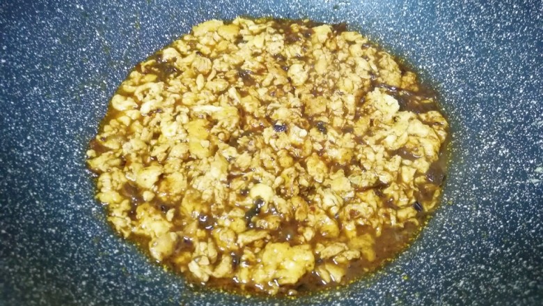 肉酱拌面,加入少许水烧开,放盐调味。