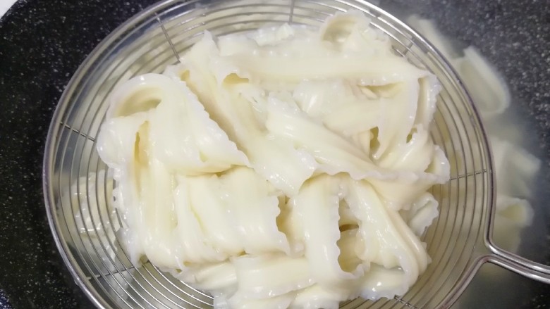 肉酱拌面,盛出过凉水备用。