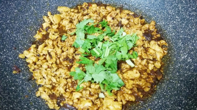 肉酱拌面,关火,下入香菜碎。
