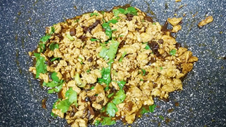 肉酱拌面,搅拌均匀,盛出备用。