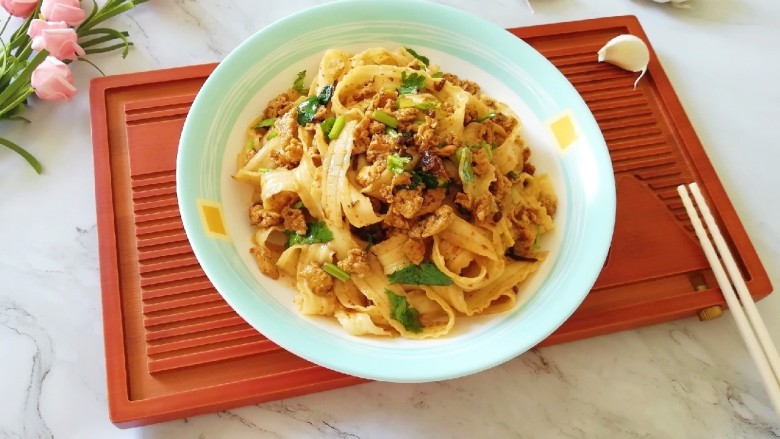 肉酱拌面,拌匀就可以吃啦(喜欢吃辣可以放油泼辣子,我放了两勺)。