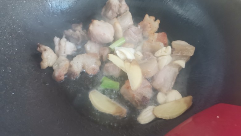 五花肉焖莲藕,起锅烧油,下入五花肉煸炒至焦黄,加入葱姜蒜翻炒出香味