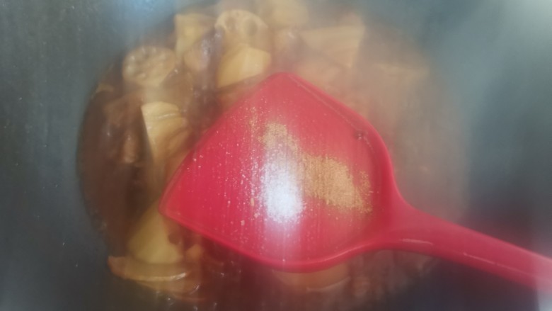 五花肉焖莲藕,炖至汤汁收干,加入适量的盐,十三香调味