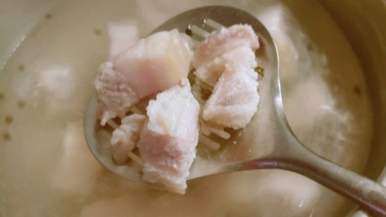 鹌鹑蛋红烧肉,<a style='color:red;display:inline-block;' href='/shicai/ 428'>五花肉</a>切块，放入开水中汆烫变色捞出，水中加入<a style='color:red;display:inline-block;' href='/shicai/ 700'>花椒</a>去腥增香。