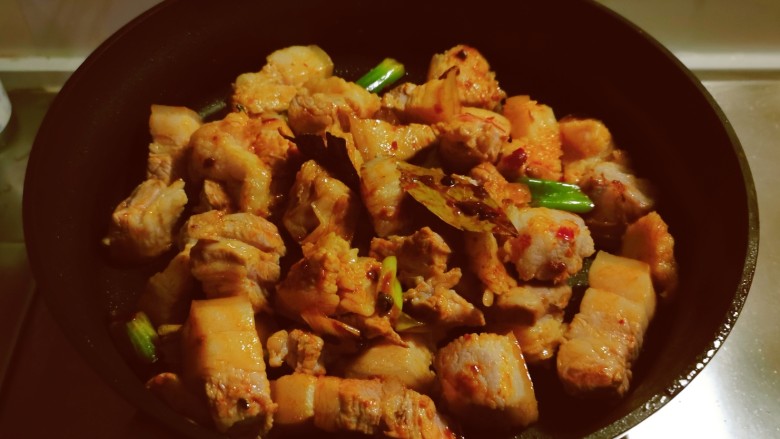 鹌鹑蛋红烧肉,倒入五花肉,翻炒上色。