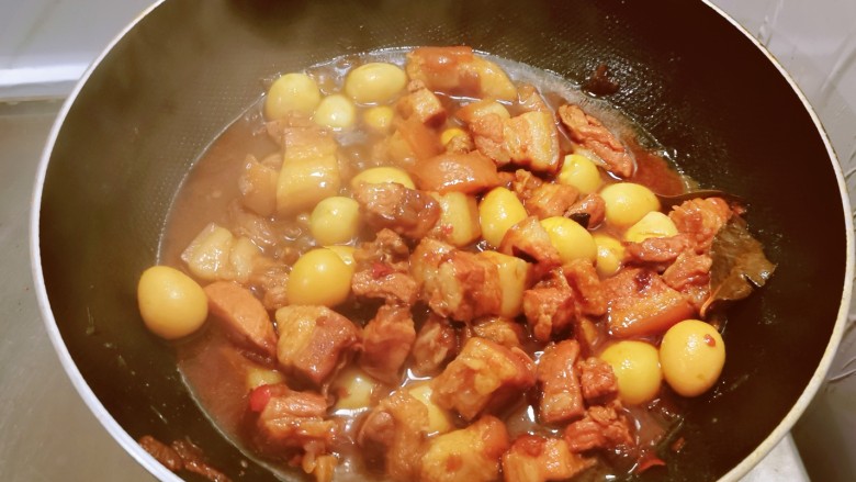 鹌鹑蛋红烧肉,再烧10分钟,大火收汁即可关火出锅。