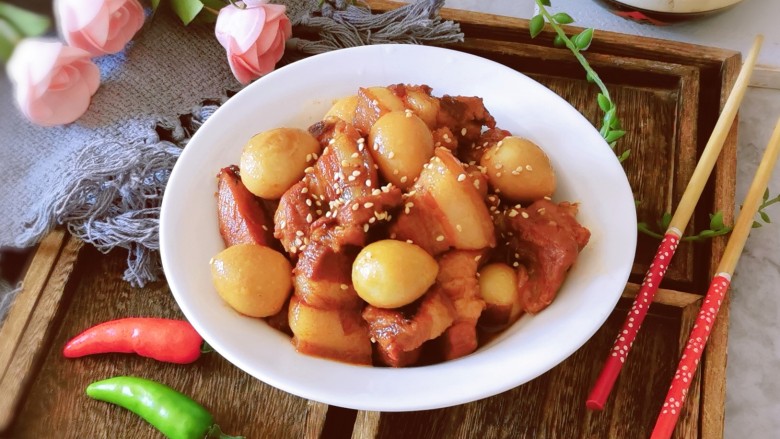 鹌鹑蛋红烧肉,趁热撒上芝麻,上桌啦。