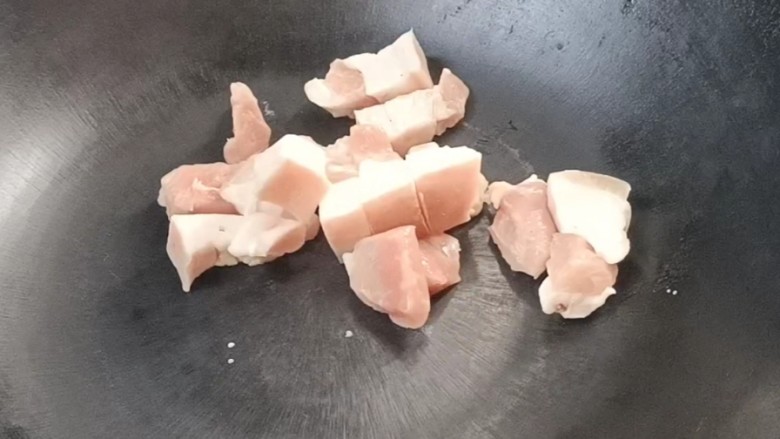鹌鹑蛋红烧肉,起锅放入猪肉,煸炒出油至表面金黄