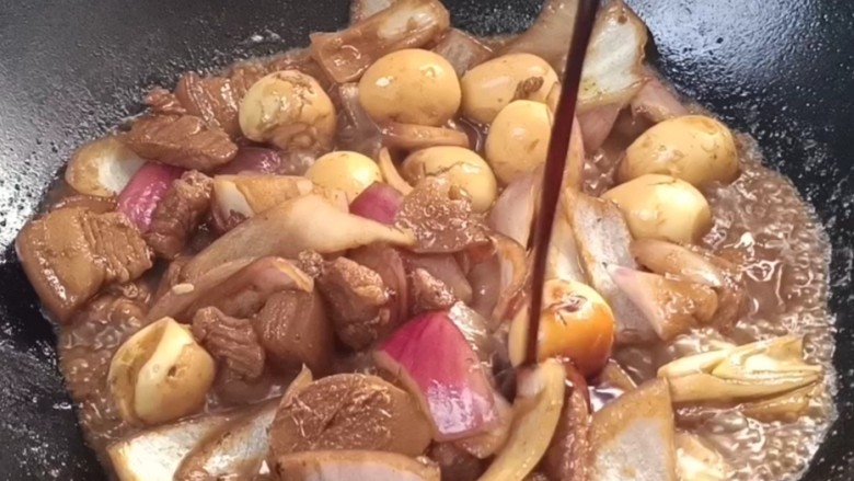 鹌鹑蛋红烧肉,淋入<a style='color:red;display:inline-block;' href='/shicai/ 788'>生抽</a>,翻炒均匀