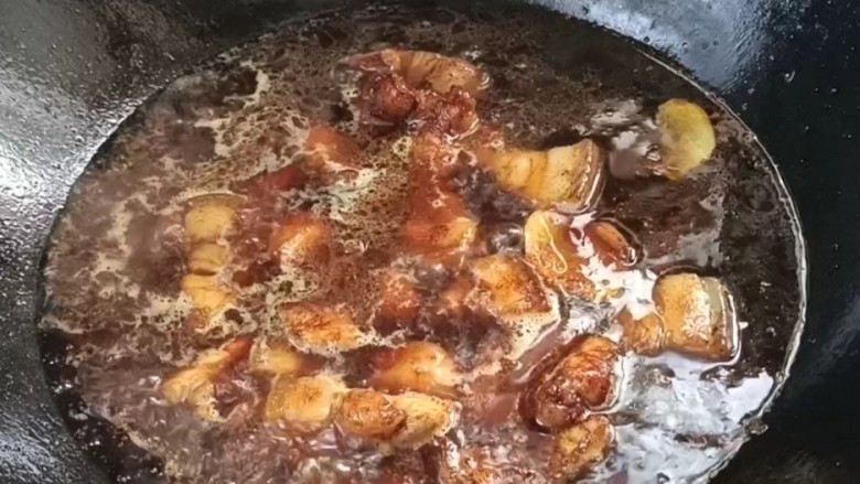 鹌鹑蛋红烧肉,加入多点开水,煮沸后盖上盖子,转小火烧半个小时
