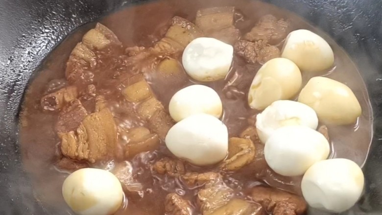 鹌鹑蛋红烧肉,半个小时后,放入鹌鹑蛋,拌匀,继续焖至入味